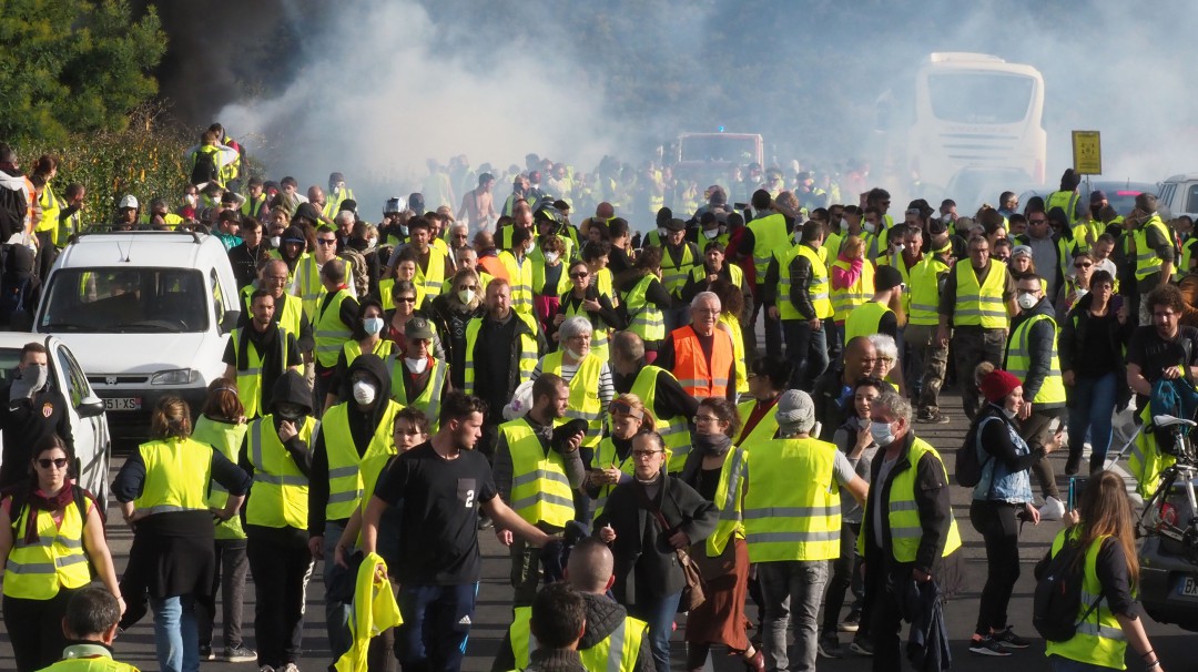 Los chalecos amarillos se presentan por sorpresa en el centro de París