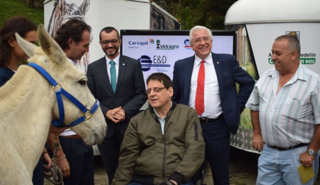 Universidad CES entrega motocarros a cambio de caballos: Un caballo de carga es un caballo maltratado