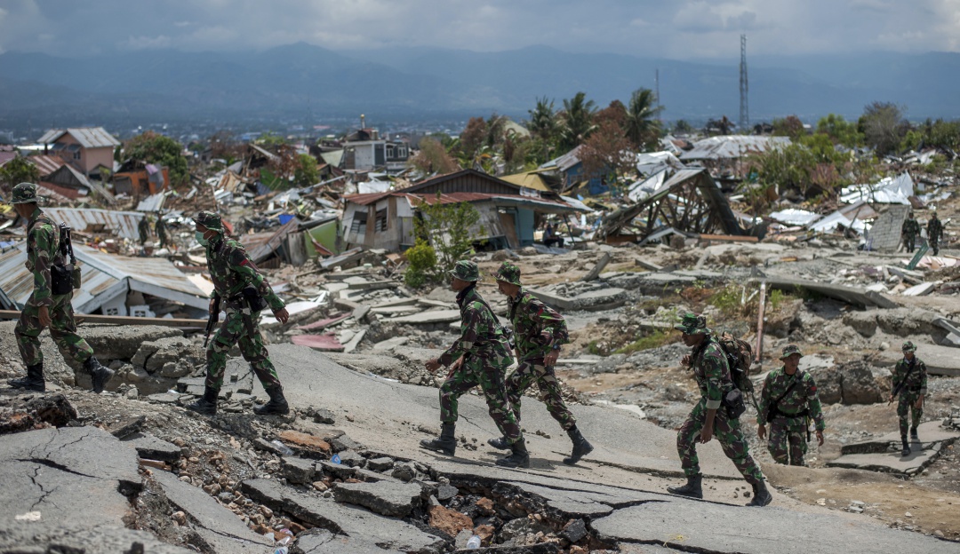 Decenas de muertos y cientos de heridos — Tsunami arrasa Indonesia Decenas de muertos y cientos de heridos — Tsunami arrasa Indonesia