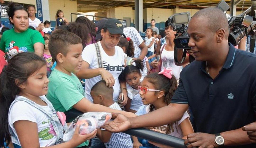 Jugadores entregan regalos en Barranquilla: Teo, Bacca y Rentería, le adelantaron la navidad a niños en Barranquilla