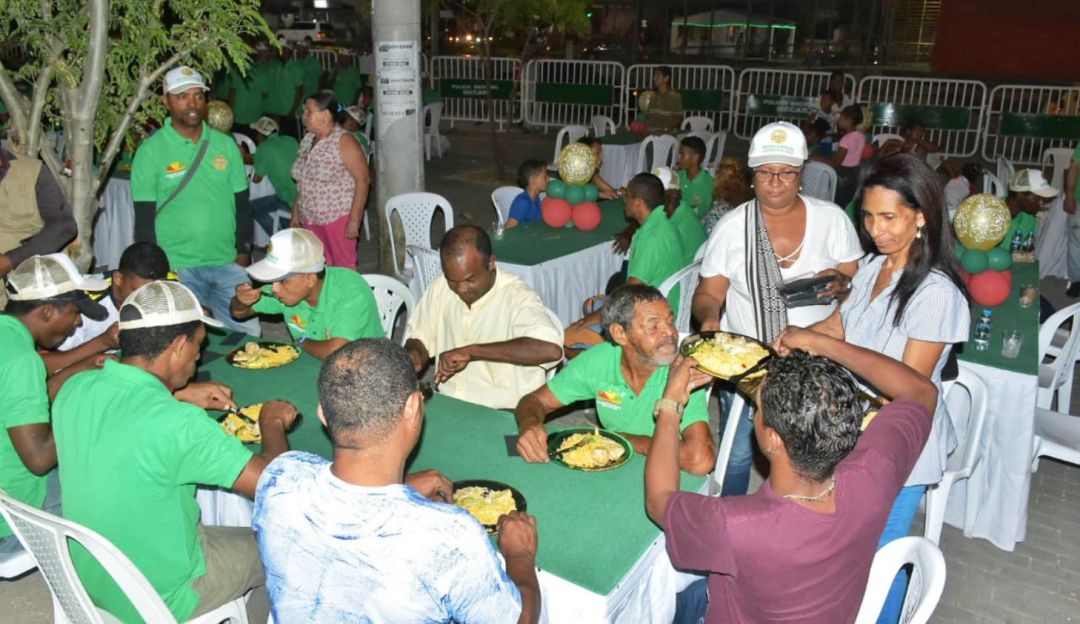 Brindan cena navideña a habitantes de calle de Cartagena: Brindan cena navideña a habitantes de calle de Cartagena