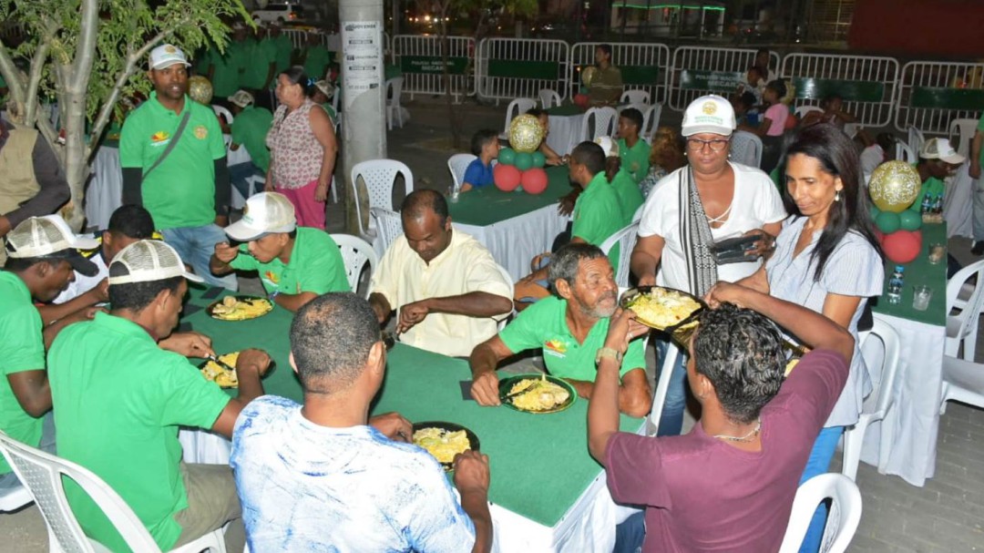 Brindan cena navideña a habitantes de calle de Cartagena