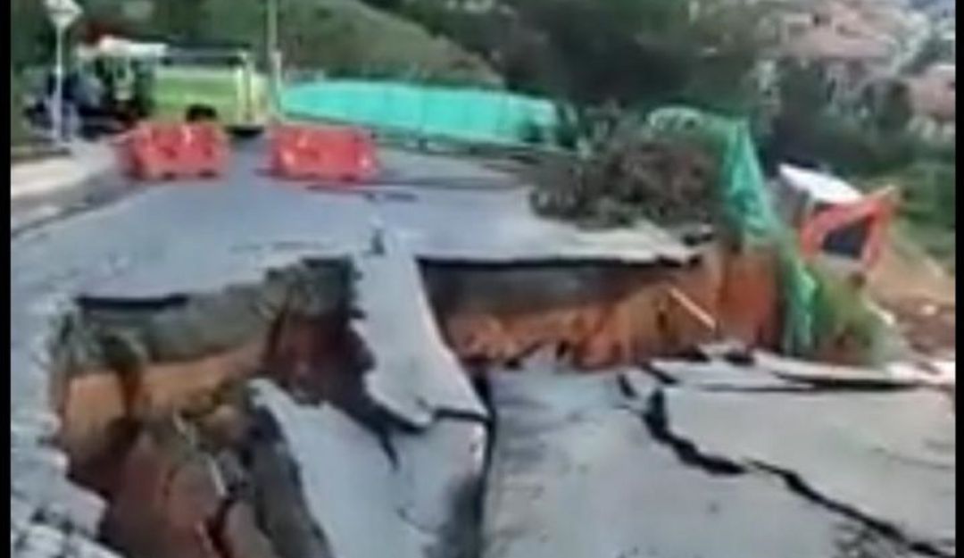 VÍA, DERRUMBE, RUPTURA, TUBO, OBRAS: Derrumbe de vía afecta cientos de ciudadanos en San Antonio de Prado