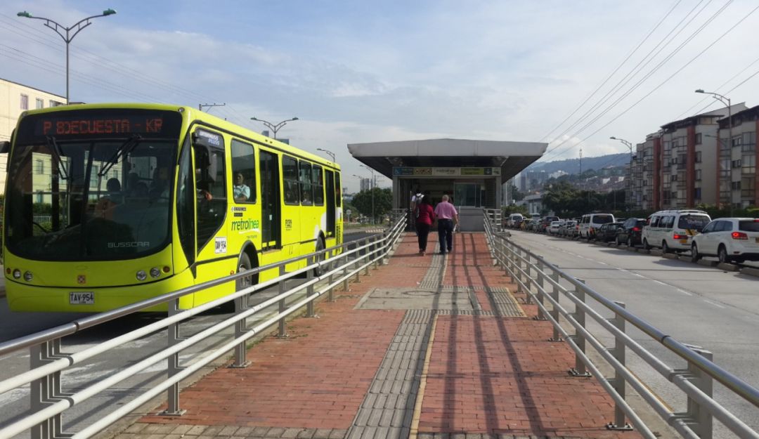 INCREMENTO EN TARIFAS DEL SERVICIO DE TRANSPORTE BUCARAMANGA: Pasaje de Metrolínea: $2450; carrera mínima de taxis: $5400