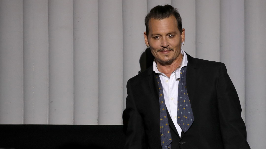 Johnny Depp visita a niños de un hospital vestido de Jack Sparrow