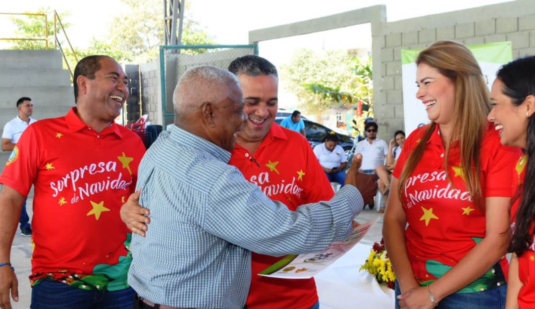 Familias en Cartagena reciben título de propiedad: Familias en Cartagena reciben títulos de propiedad