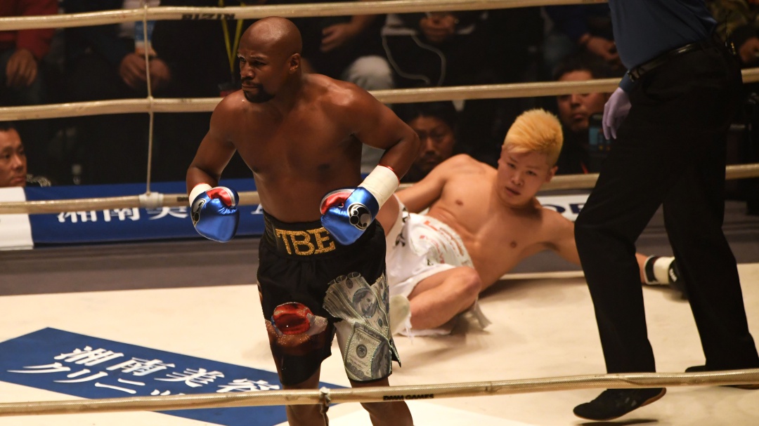 Mayweather llegó 3 horas tarde, se burló de su rival y lo venció por KO