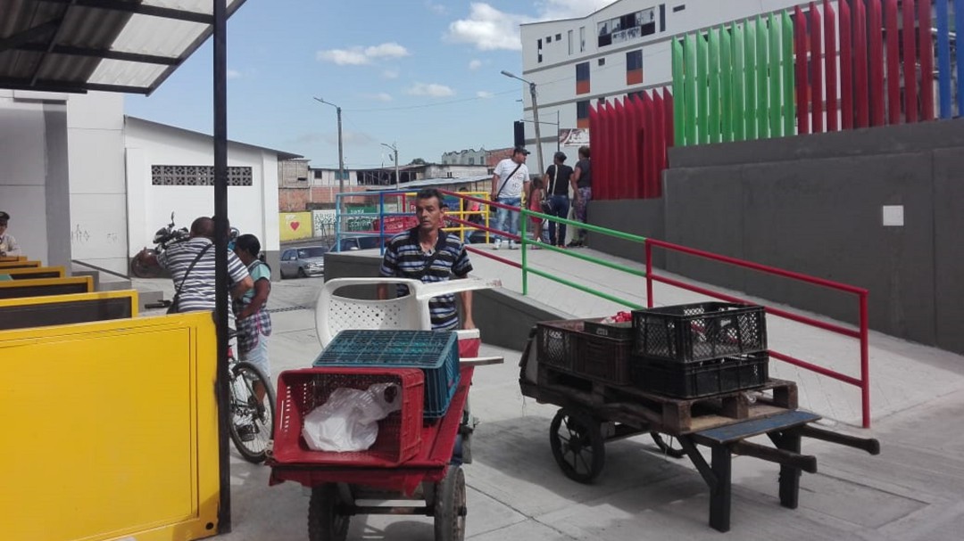 Hoy inició el traslado de 80 vendedores de frutas y verduras