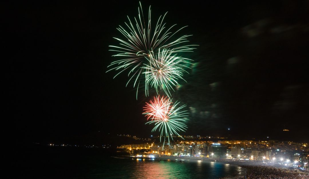 fuegos artificiales desde un avión.: ¡Asombroso! Así se ven los fuegos artificiales desde un avión