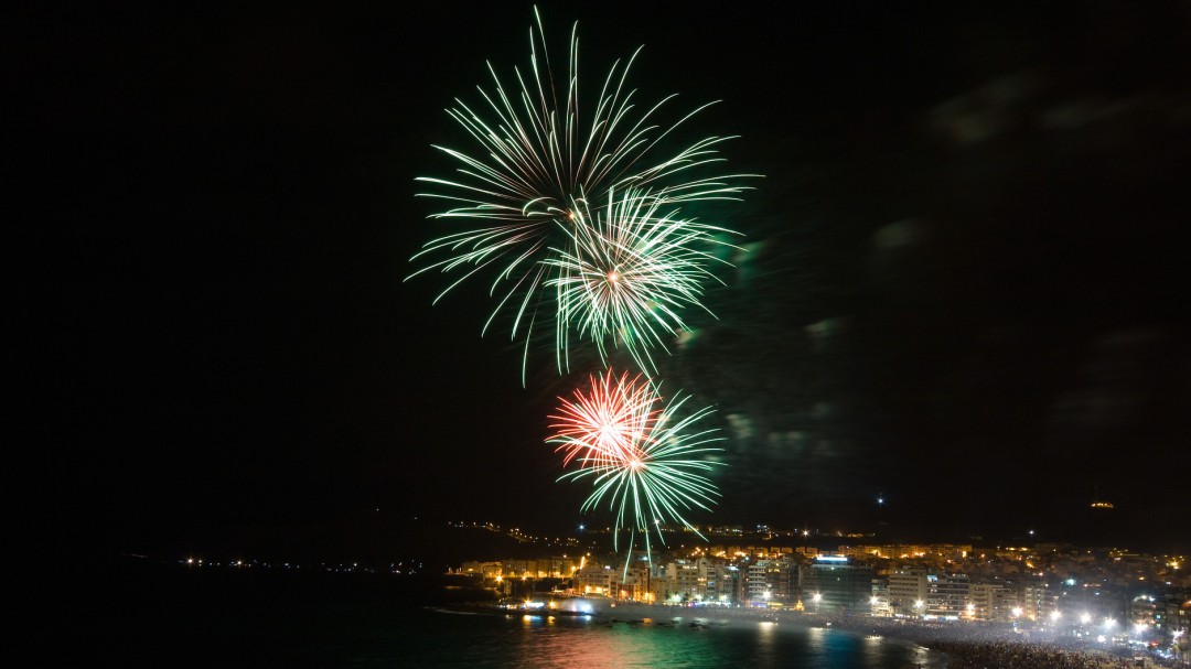 ¡Asombroso! Así se ven los fuegos artificiales desde un avión