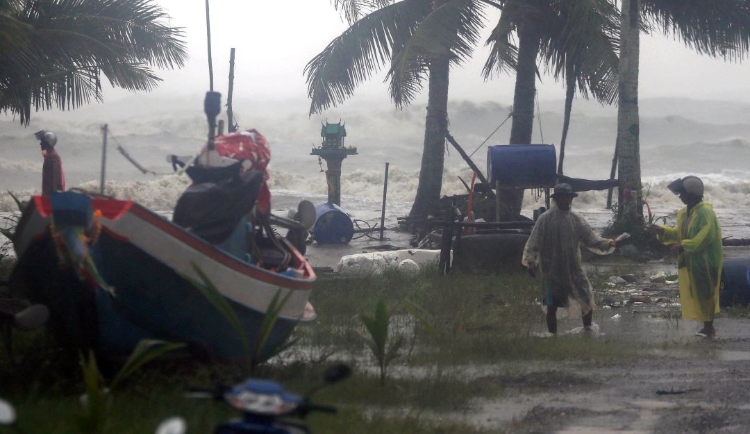 Tailandia: Miles de turistas evacuados por la tormenta Pabuk en Tailandia