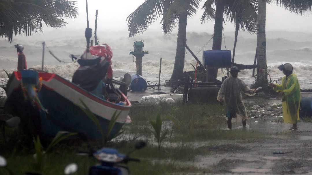Miles de turistas evacuados por la tormenta Pabuk en Tailandia