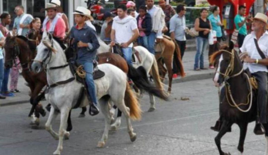 quemados con pólvora en santander, van 28: En cabalgata de ferias dos personas resultaron quemadas con pólvora