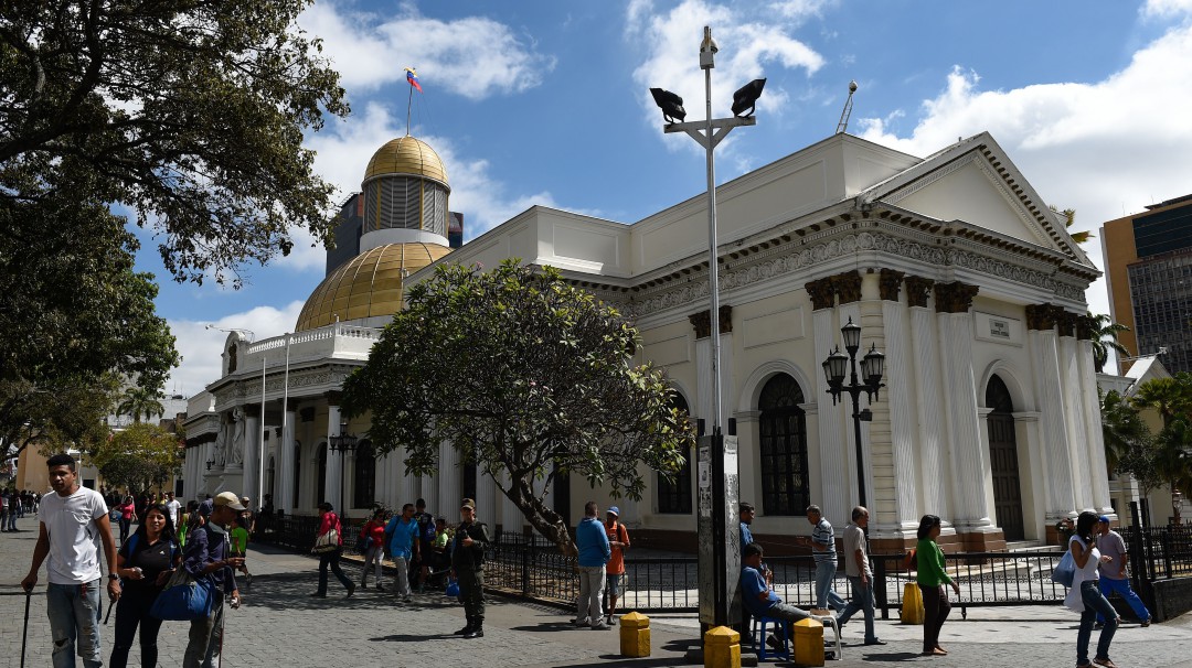 Artefacto explosivo marca inicio de período 2019 del Parlamento venezolano