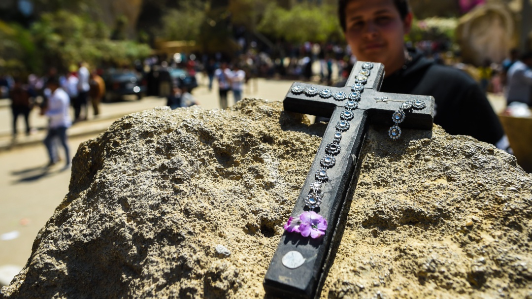 Muere policía al desactivar explosivo colocado cerca de iglesia en El Cairo