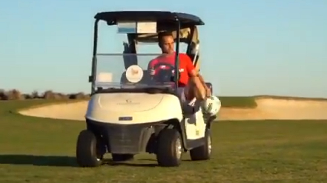 La magia intacta: Falcao hace la 21 mientras maneja un carro de golf