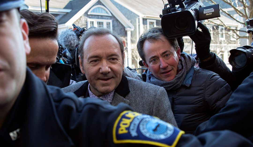 El actor estadounidense Kevin Spacey es escoltado por la policía a su llegada al tribunal de Nantucket, Estados Unidos.