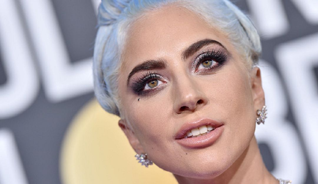 Imagen de Lady Gaga.: Lady Gaga presume su Golden Globe con esta foto