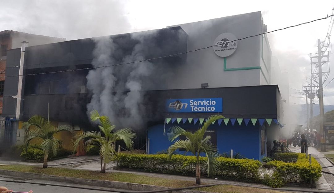 INCENDIO, MOTOS, BICICLETAS, EMERGENCIA, BOMBEROS, MEDELLIN, ALMACEN: Bomberos controlan incendio en almacén de motos eléctricas