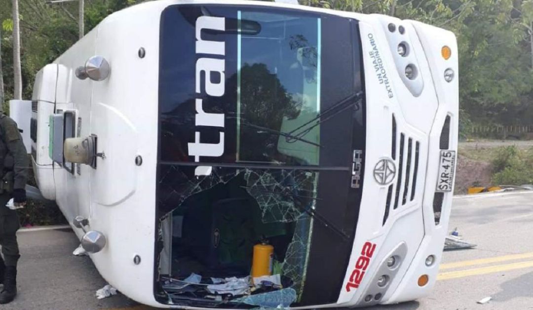accidente bus de copetran via Barrancabermeja: Seis personas heridas deja el volcamiento de un bus de Copetran