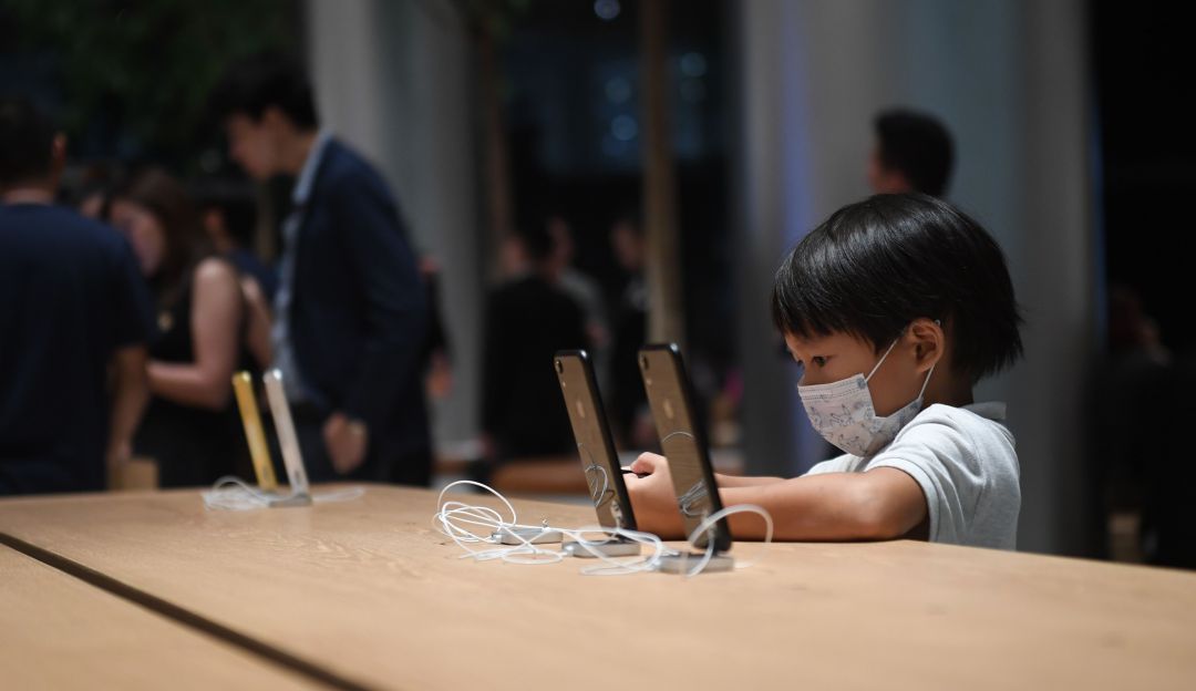 El arriesgado procedimiento que hizo un joven chino por un IPhone
