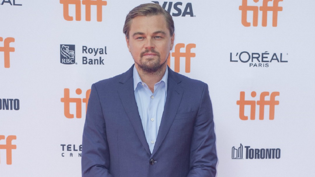 Madre de Leonardo DiCaprio espanta a manguerazos a sus fans