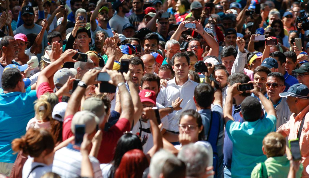Breve detención de Guaidó presiona el clima político en Venezuela