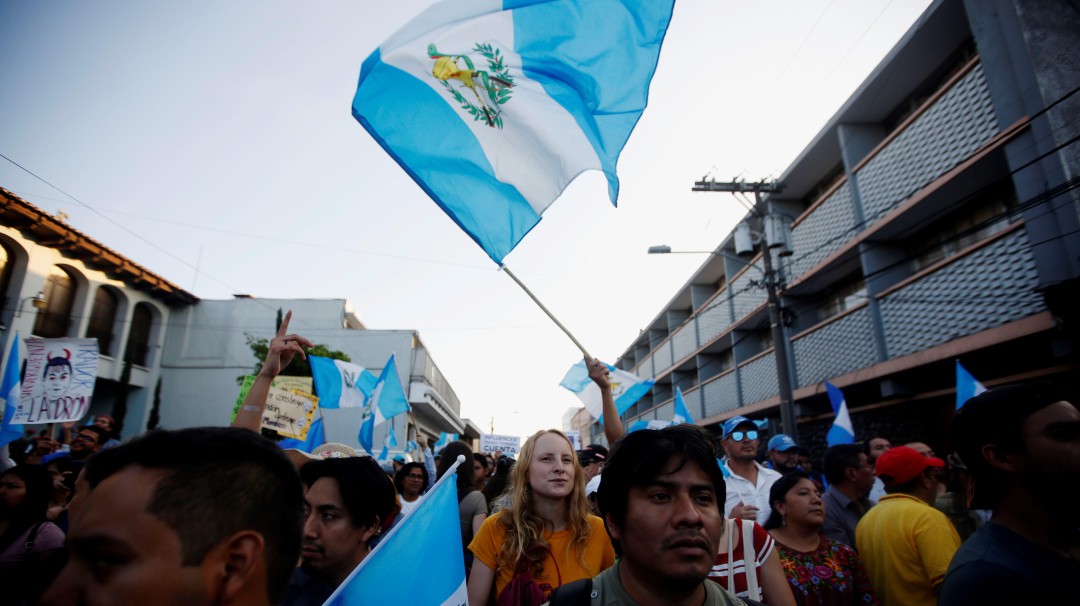 En medio de marchas presidente de Guatemala rinde cuentas de su Gobierno
