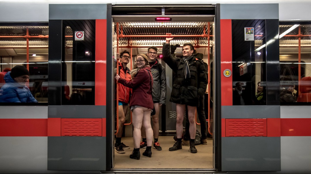 Cientos de personas viajan y se divierten sin pantalones en el metro