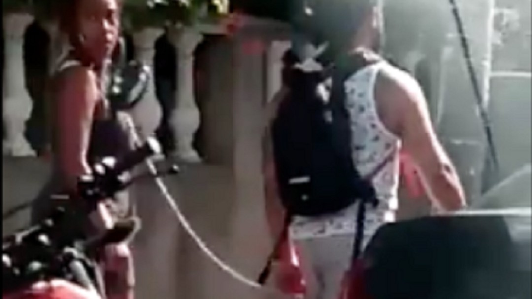 ¡Encadenada! El hombre que pasea a una mujer como a un perro