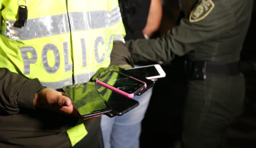 Capturaron a una mujer y un taxista que robaron un celular en una discoteca: Tenía casa por cárcel y robaba con una mujer en su taxi