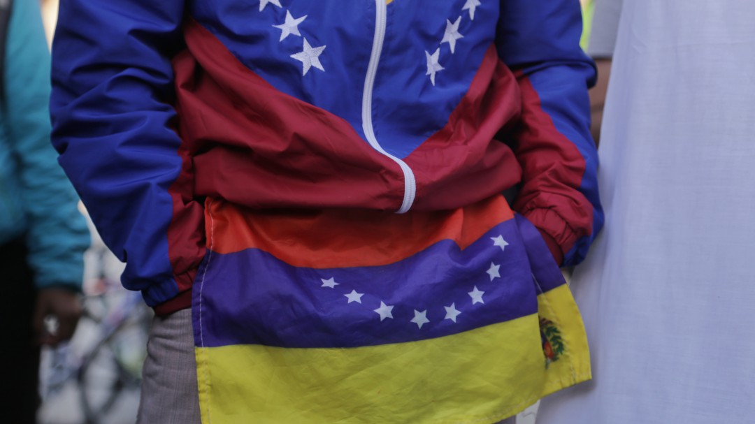 ¡De nada sirve! Maduro aumenta salario mínimo