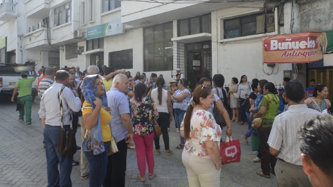 Plantón de docentes de Sincelejo por traslados inesperados de rectores