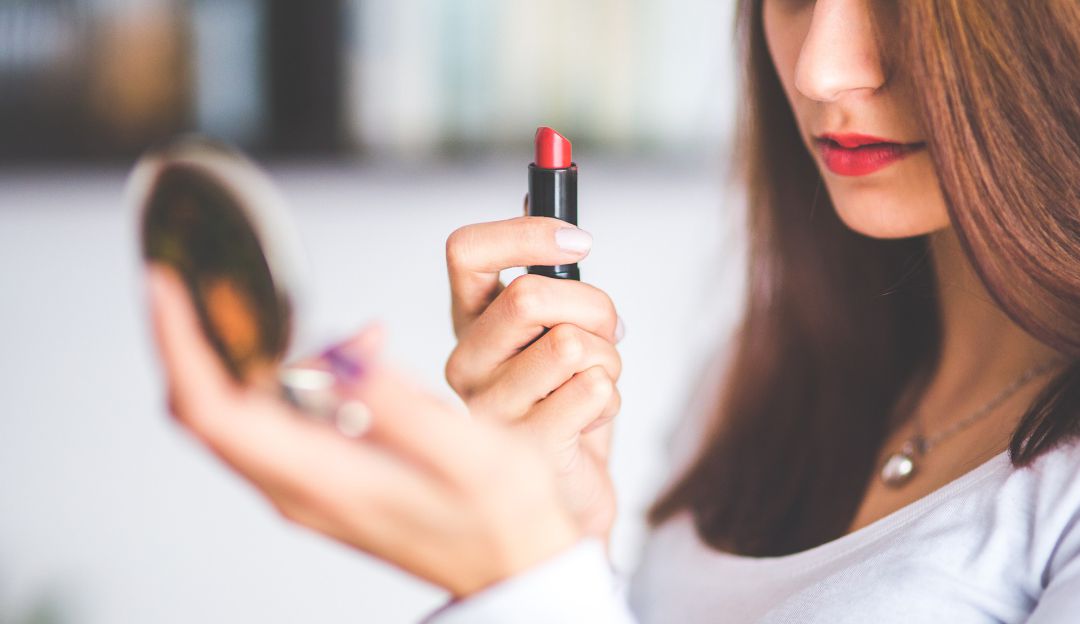 Caleña confunde labial con relajante anal: ¡Increíble! Confundió un relajante anal con labial