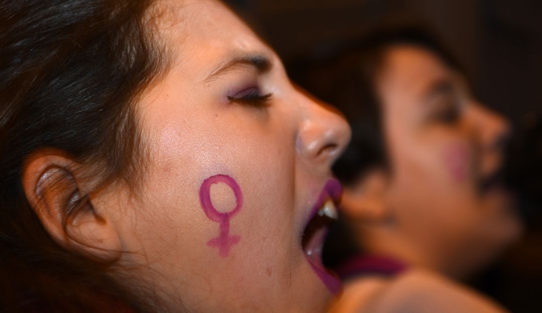 Mujeres marchan en España contra partido de ultraderecha Vox