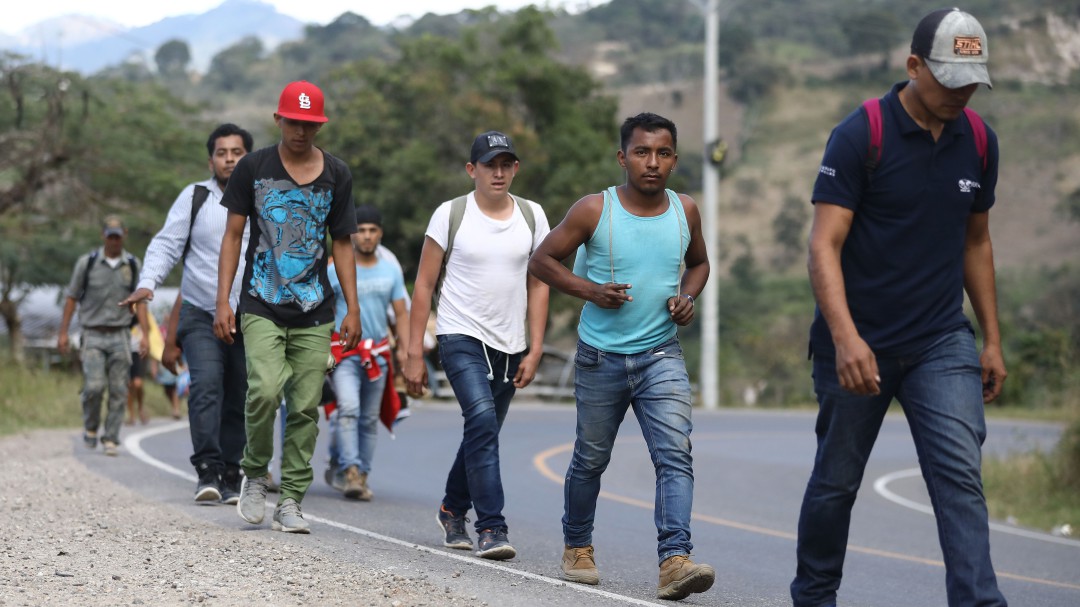 Nueva caravana de migrantes hondureños cruza la frontera con Guatemala