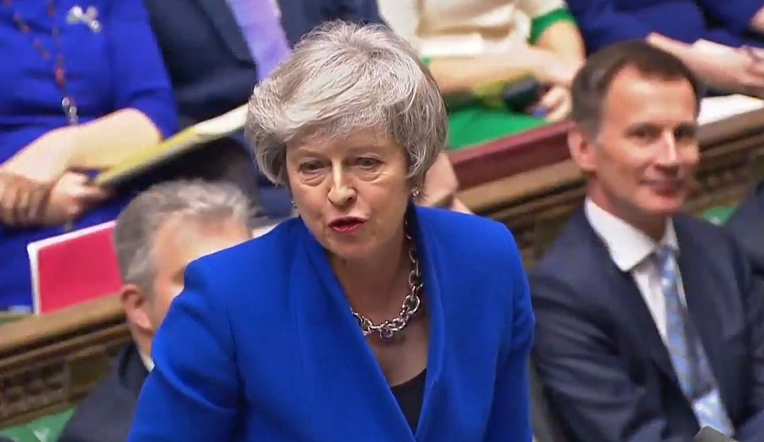 Theresa May: Se salva Theresa May