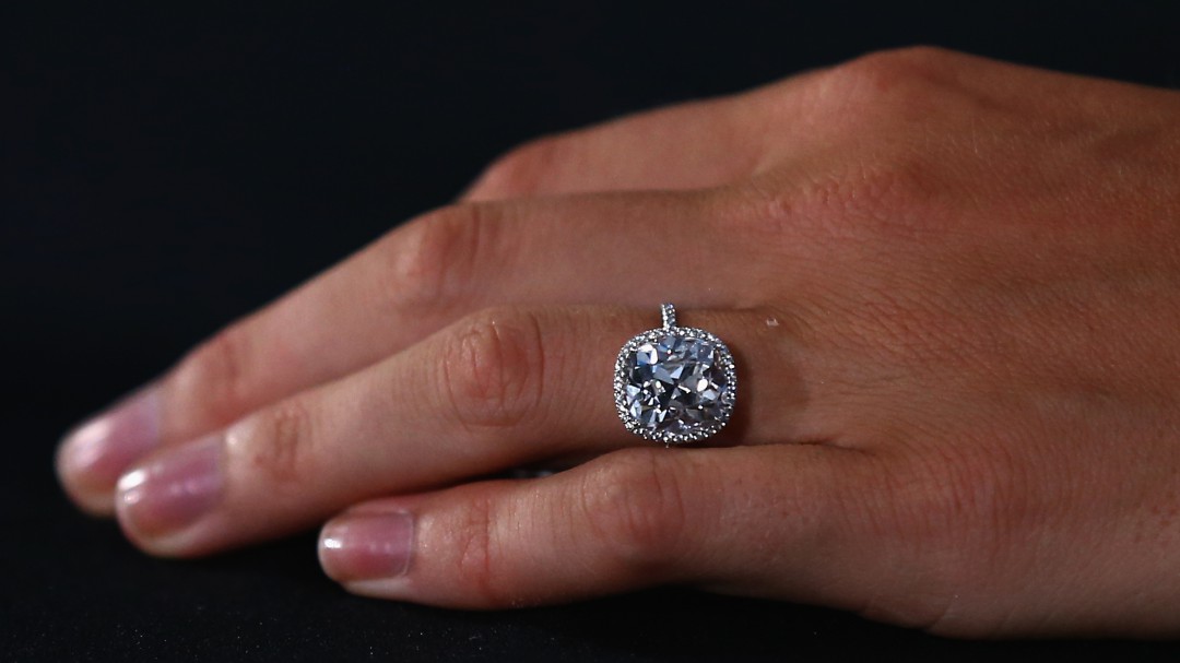 Su novia lo agrede físicamente pero él le propone matrimonio en la corte