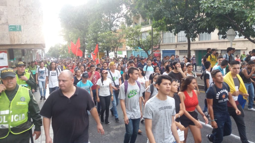 Video: Universitarios marchan contra Esmad y alza en pasaje de Metrolinea