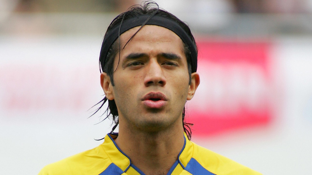 Los dirigentes tomando whisky y los jugadores atrás: Fabián Vargas
