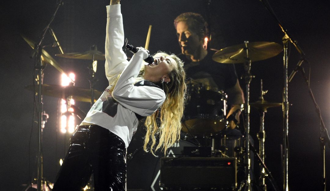 Miley Cyrus canta en un concierto en memoria del difunto rockero Chris Cornell
