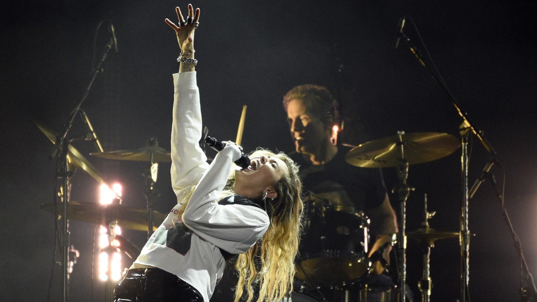 Metallica y Miley Cyrus cantan en homenaje a Chris Cornell