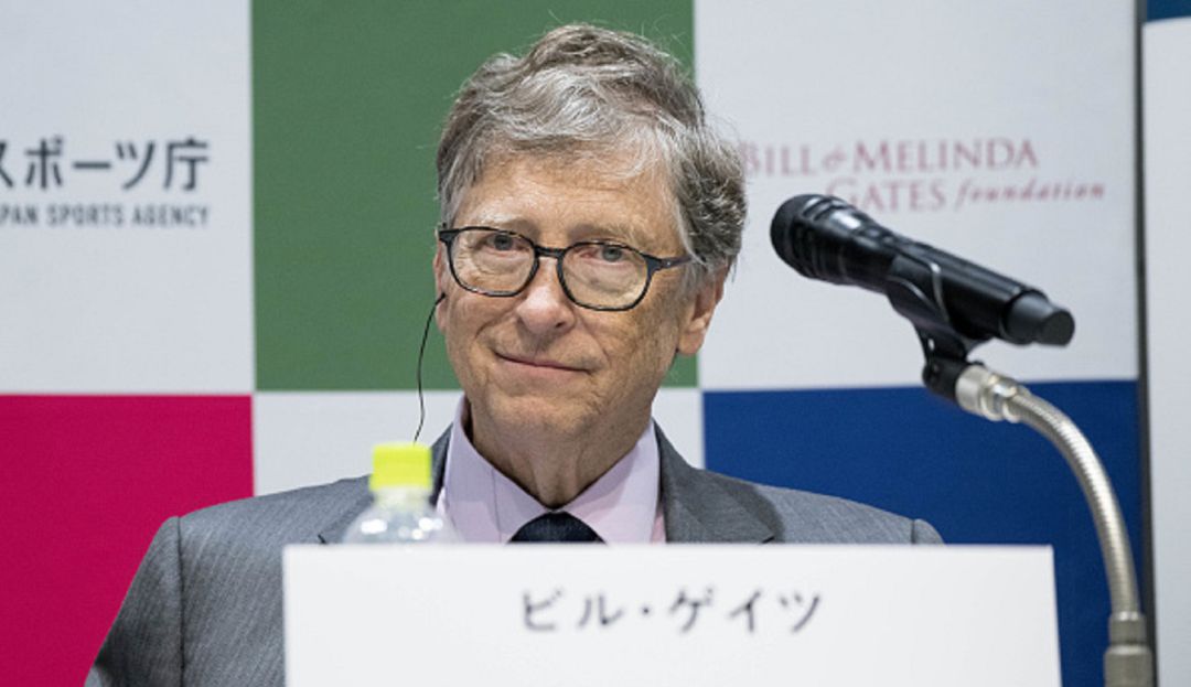 El fundador de Microsoft: Bill Gates haciendo fila para comprar hamburguesa como cualquier persona