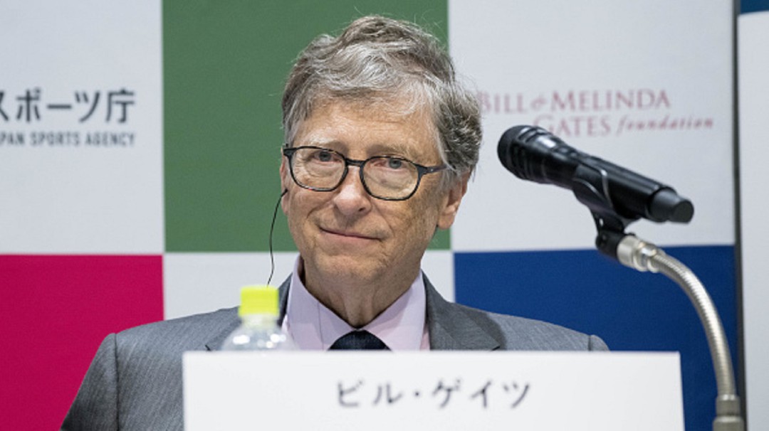 Bill Gates haciendo fila para comprar hamburguesa como cualquier persona