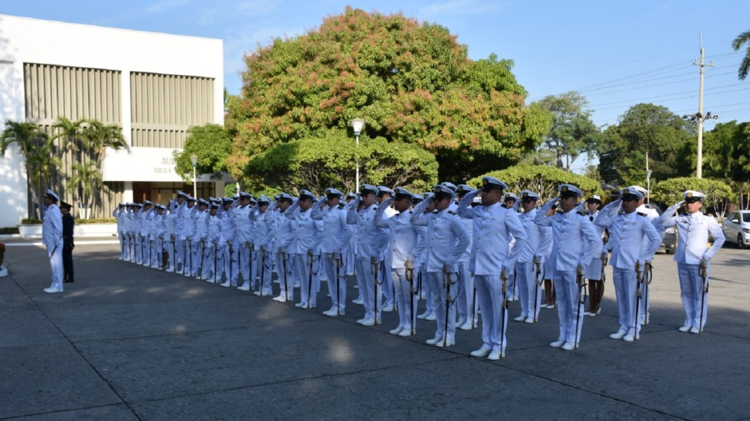 Oficiales de la Armada Nacional reciben formación académica en Cartagena
