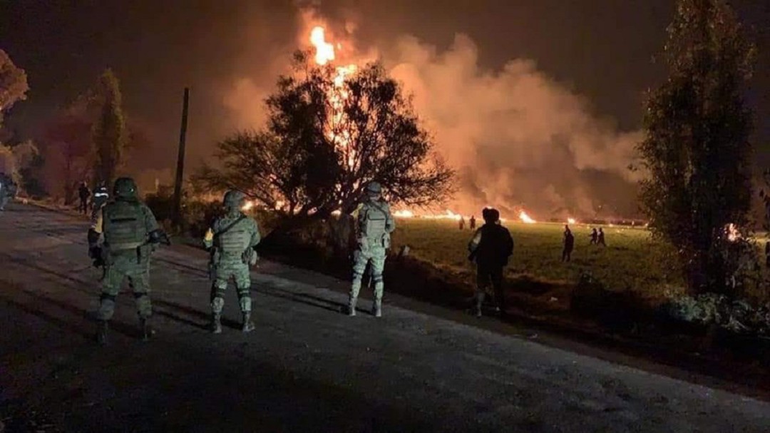 Aumenta a 66 el número de muertos tras explosión de oleoducto en México