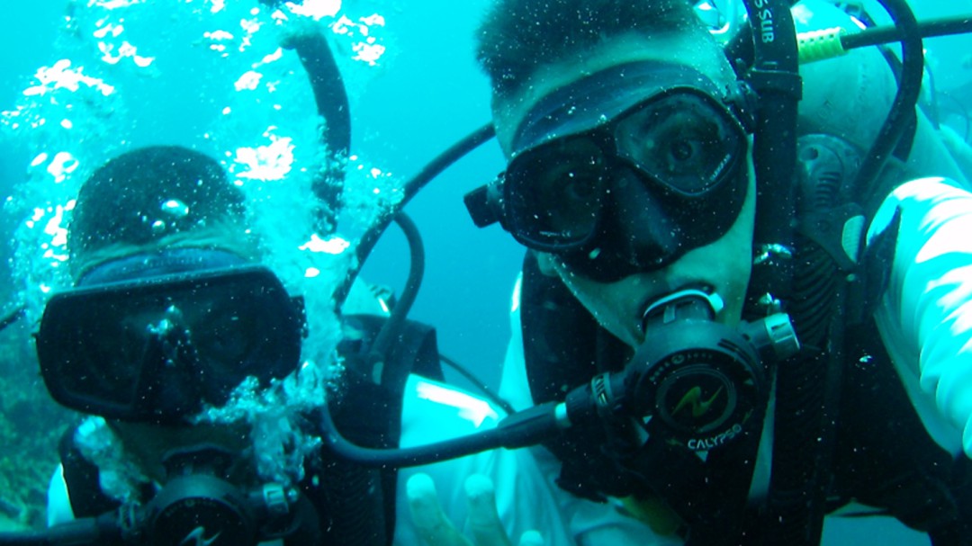 Alféreces de la Armada inician curso de buceo en Cartagena