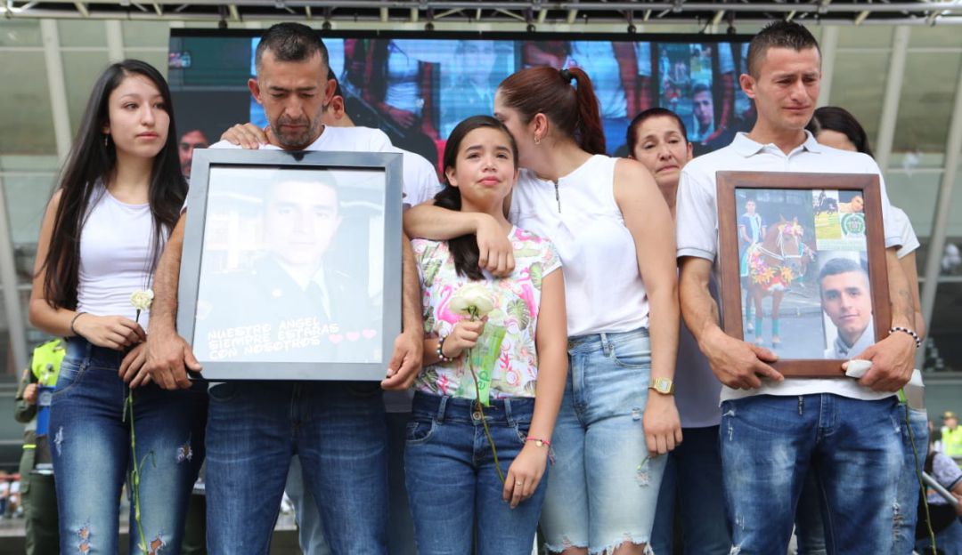 FAMILIARES, CADETE, ATENTADO, TERRORISMO: Nos toca esperar el peor momento: familiares de cadete muerto en Bogotá