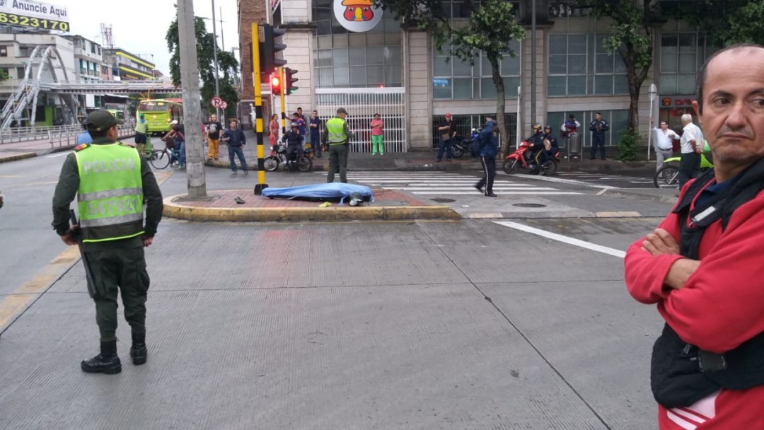 Un vigilante muere al chocar su motocicleta contra bus de Metrolinea