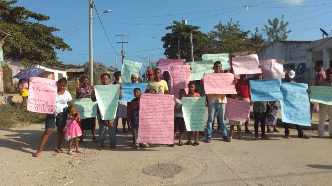 Protestan en Cartagena para pedir la reubicación de una comunidad